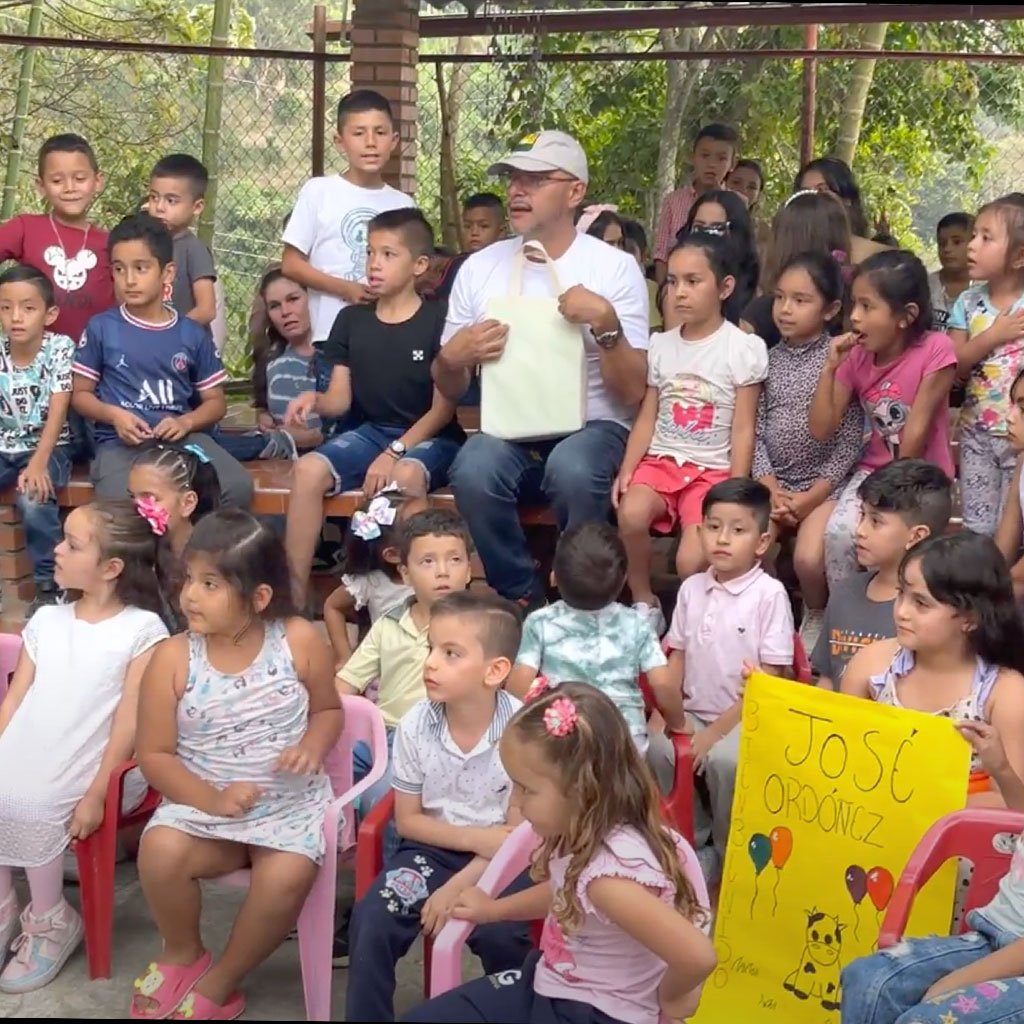 José Ordóñez y los niños de Piedecuesta